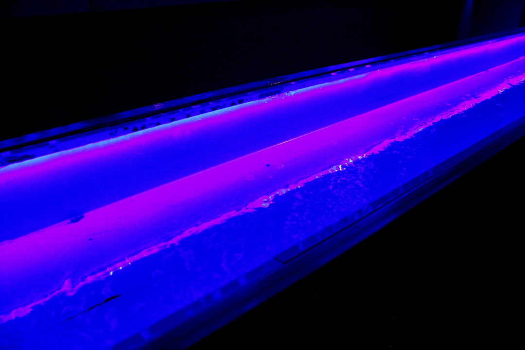 Exemplos de interfaces com elementos neon